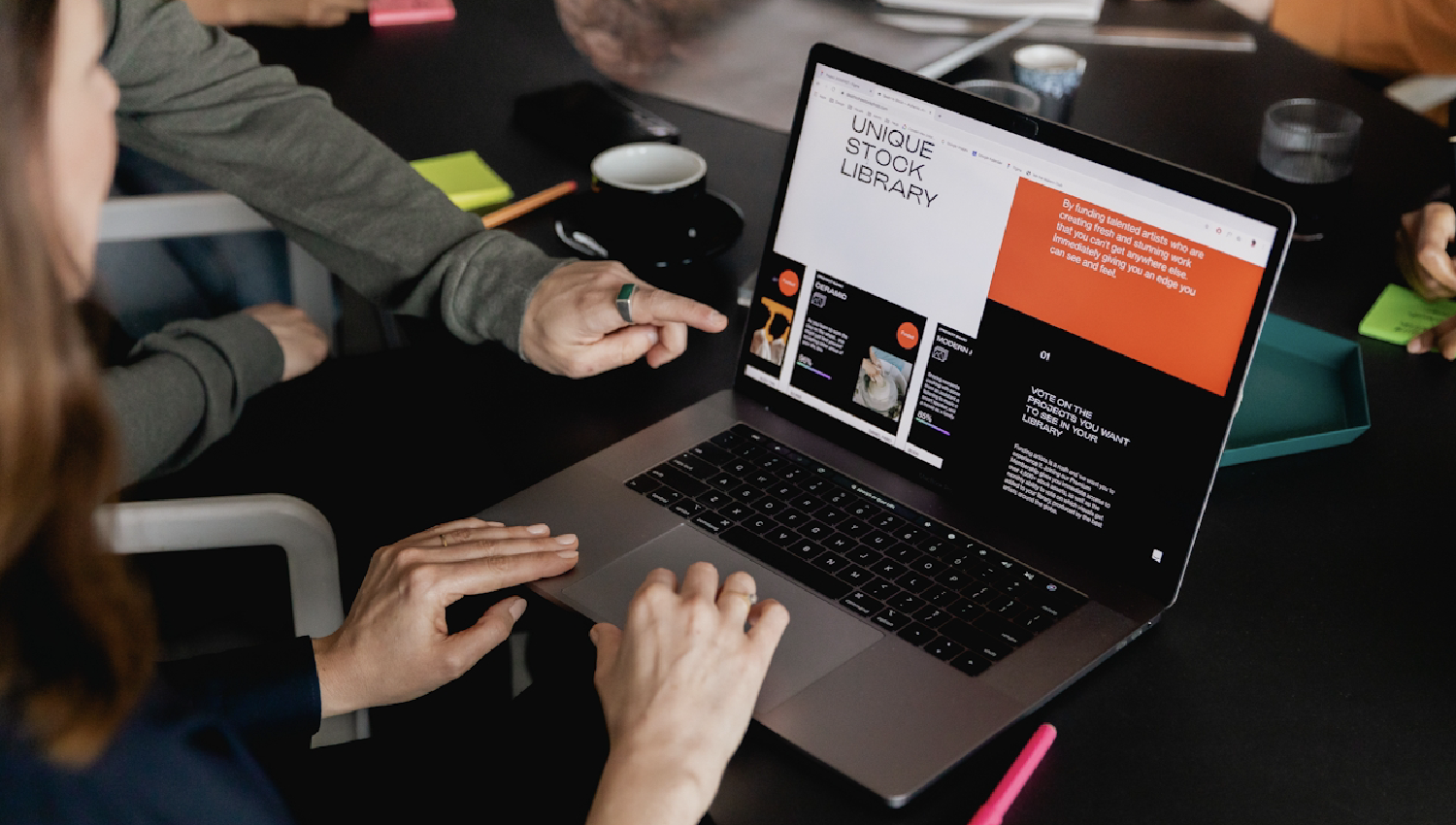 Contentbesprechung für Micro Influencer am Notebook.