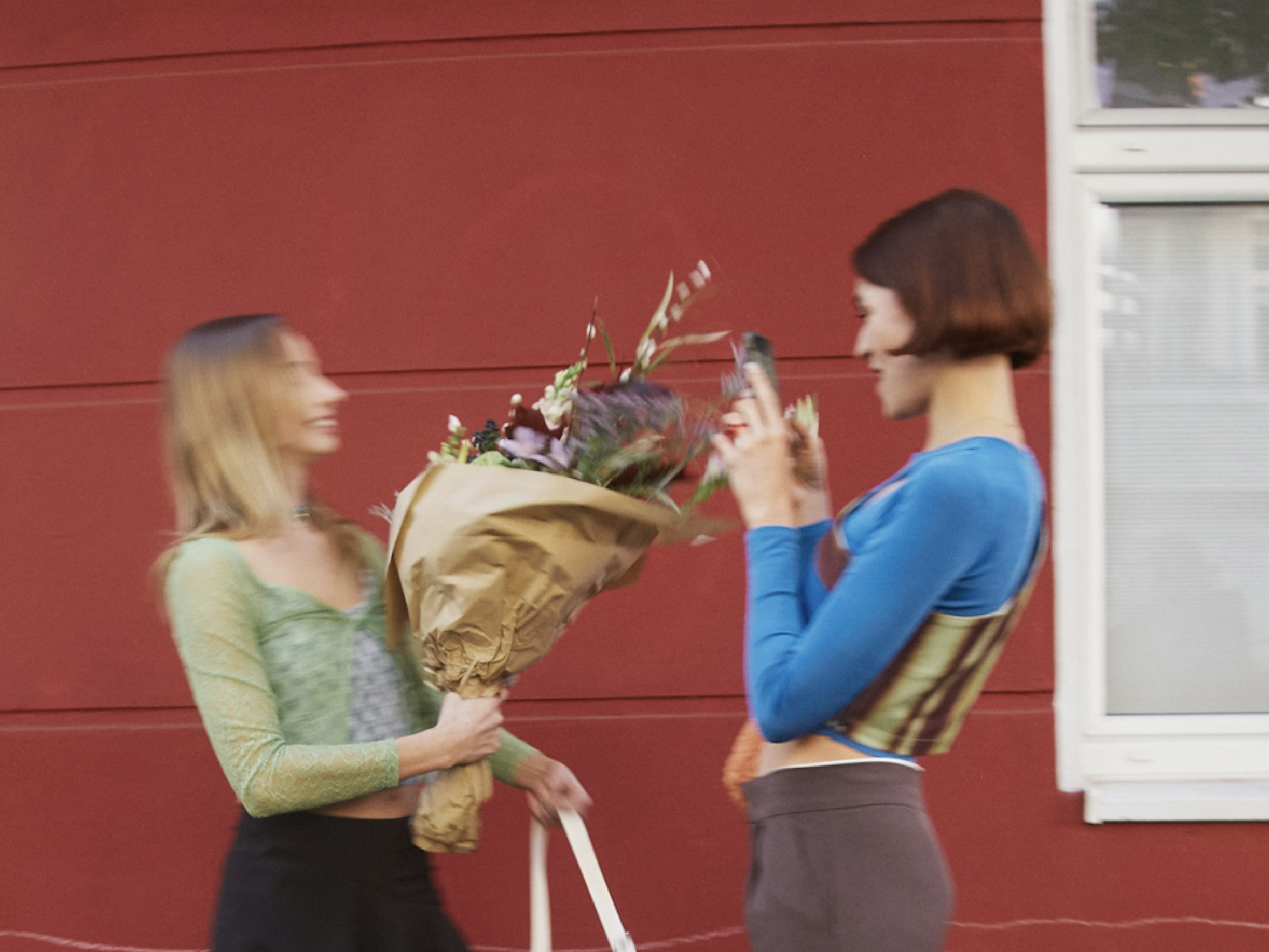 Frau feiert ihre neue Influencer Kooperation