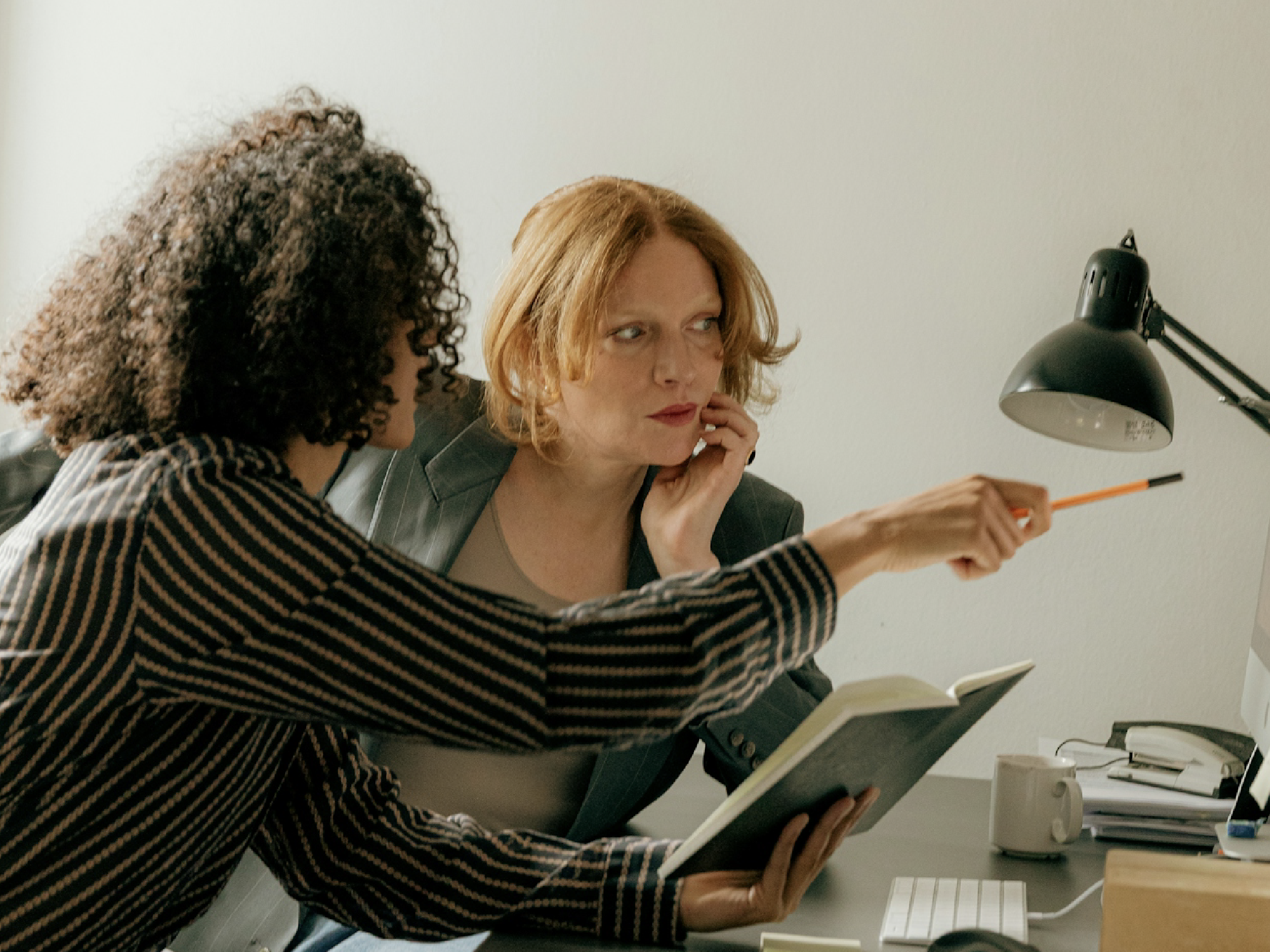 Zwei Frauen sprechen über die wichtigstens Influencer Marketing KPIs